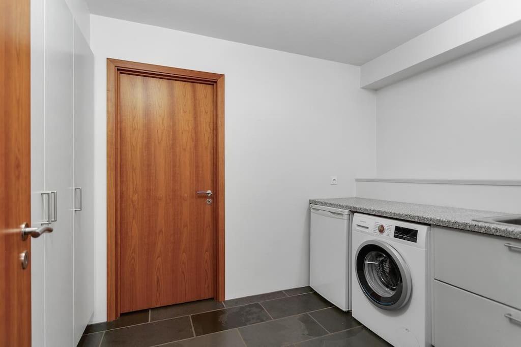 Modern 3br Oasis In Kopavogur Apartment *